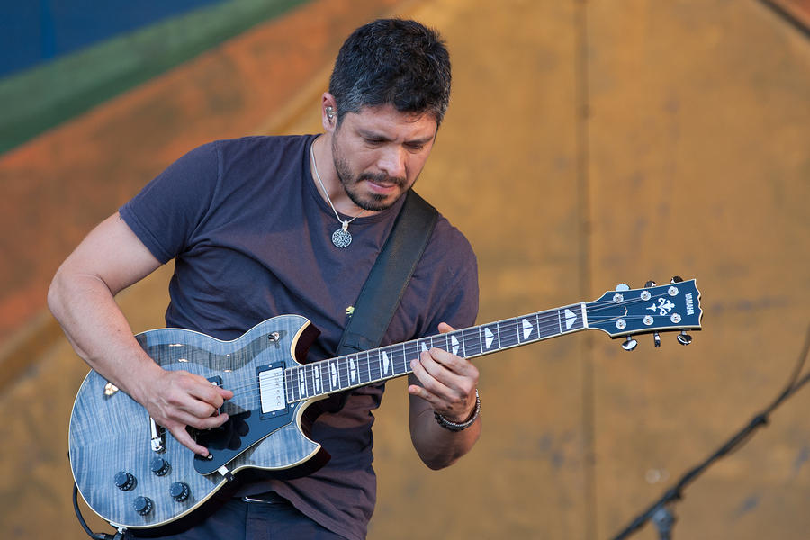 Rodrigo Sánchez on electric guitar