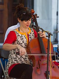 Helen Gillet on cello
