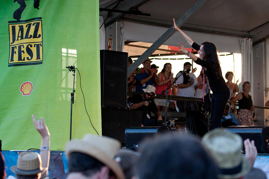 Gabriela waves to the crowd