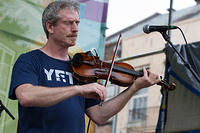Jonno Frishberg on violin