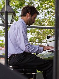 Kris Tokarski on piano