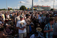 Gentilly stage crowd before Rodrigo y Gabriela set