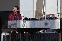 Lionel Richie on piano